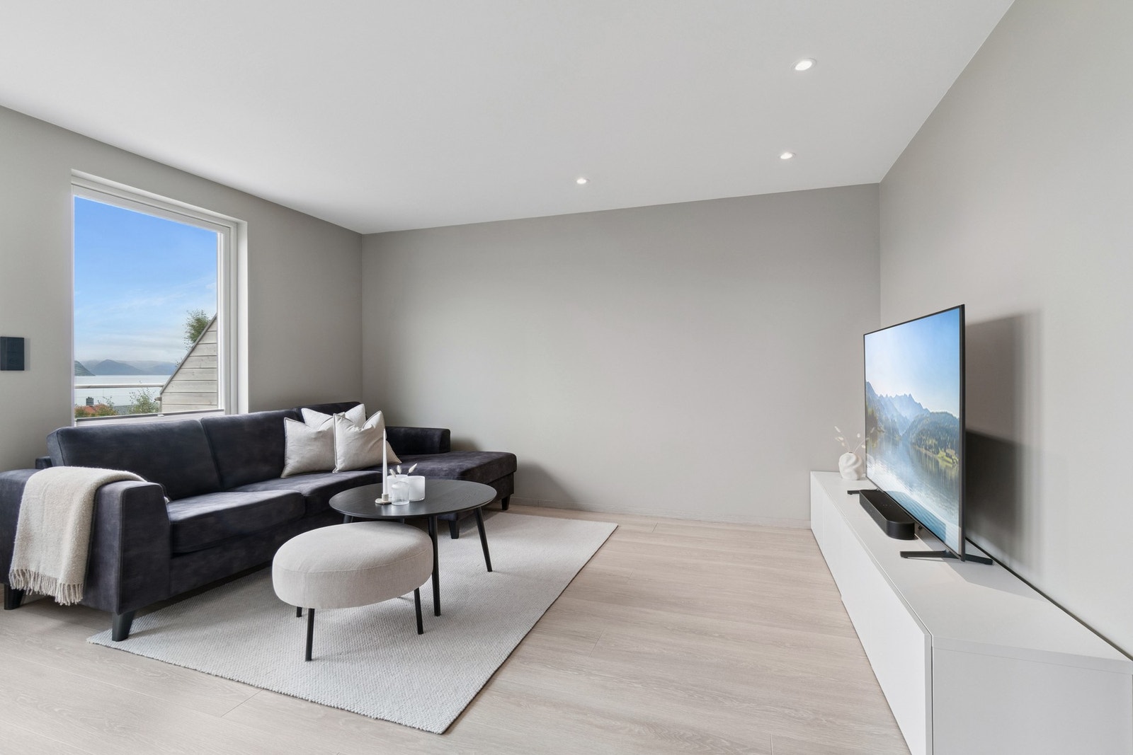 Stuen har en skillevegg som gjør det naturlig å innrede en TV-stue/sofahjørne i dette hjørnet. Galleribilde