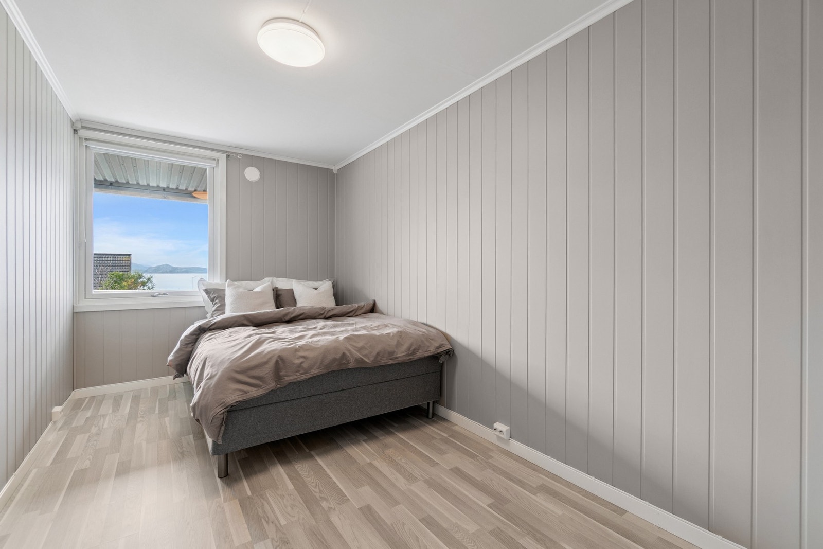 Soverommene får fint plass til dobbeltseng og øvrig innredning, og kan fint benyttes til andre oppholdsformål ved behov. Galleribilde