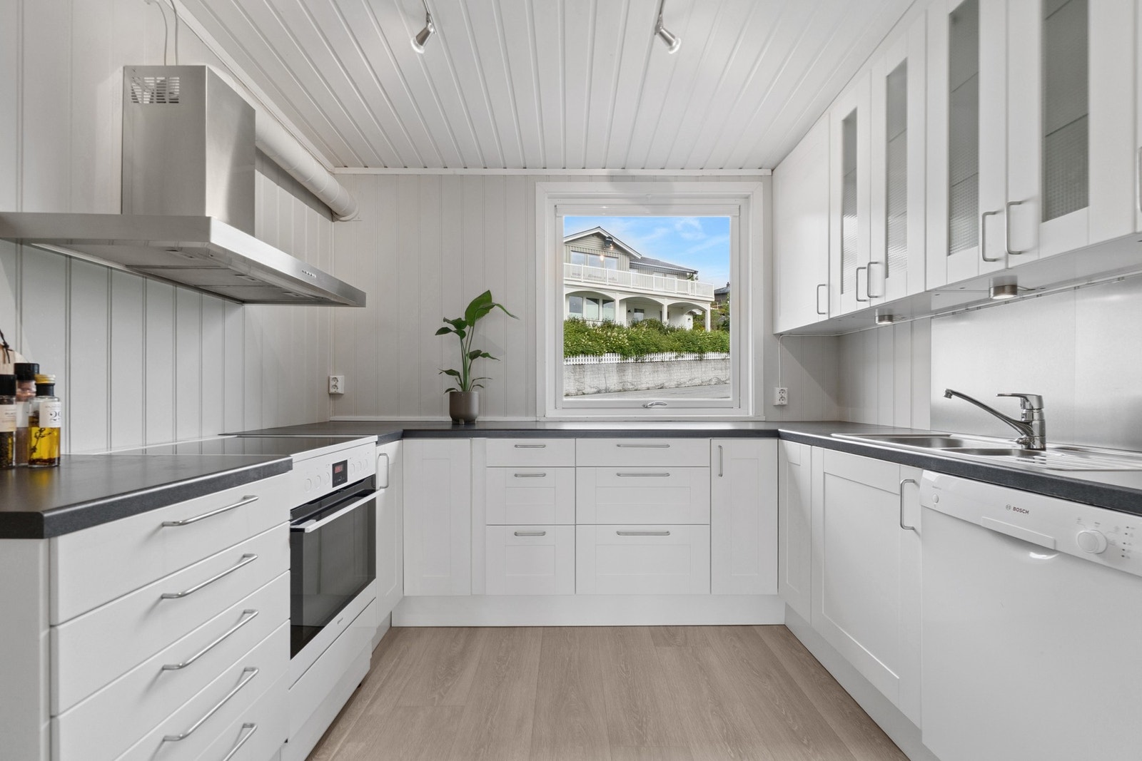 Like ved stuen finner du kjøkkendelen som er adskilt i planløsningen. Galleribilde