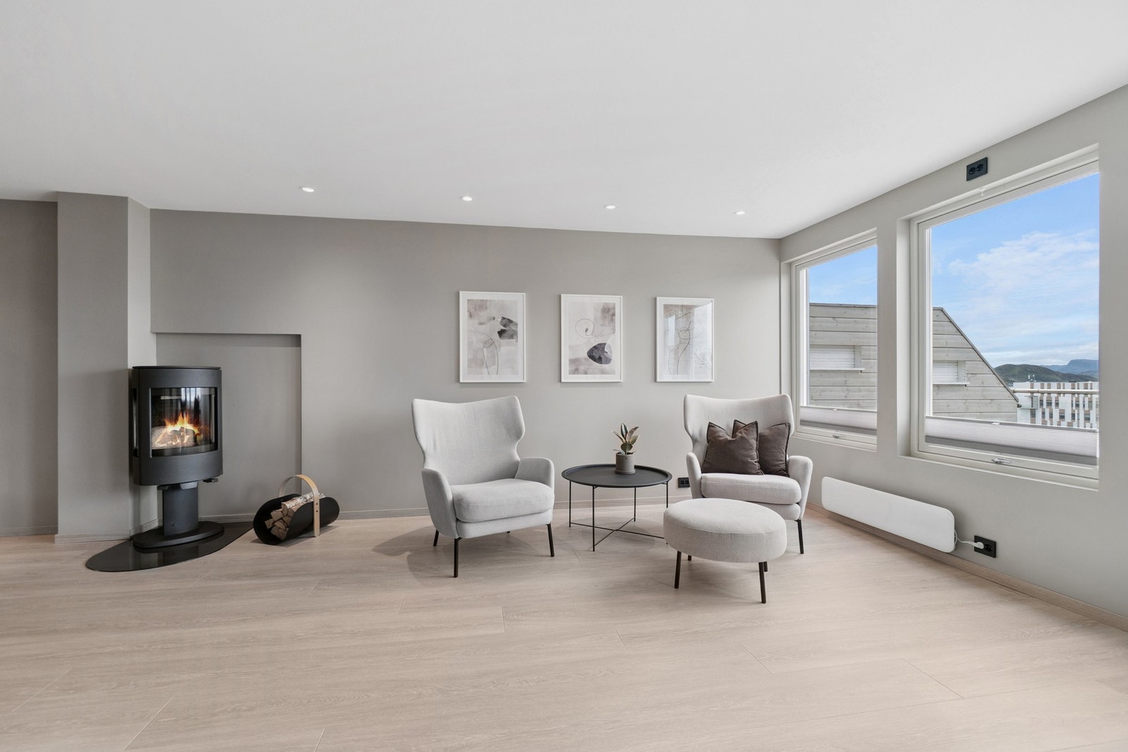 Stuen har tidsriktige farge- og materialvalg samt innfelte spotter i himlingen som bidrar til en pen og godt gjennomført stuedel. Galleribilde