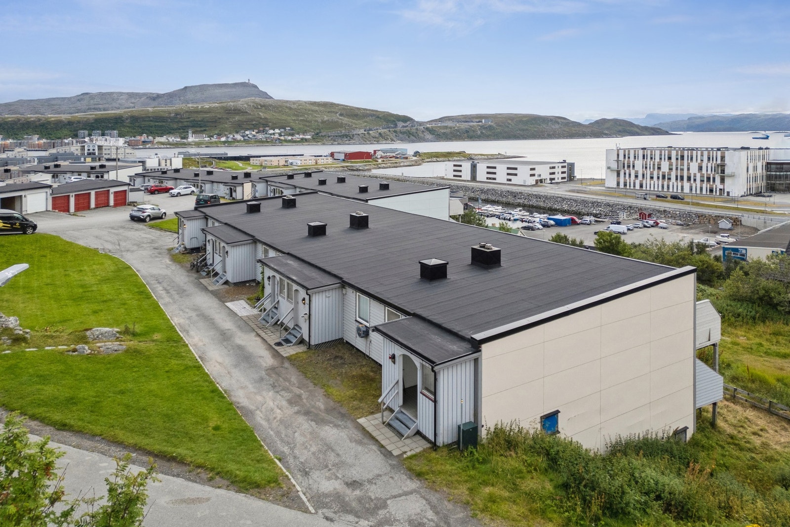 Det er gåavstand til flere barnehager, Fuglenes skole, Hammerfest vgs, Isbjørnhallen, sykehus, dagligvare mm. Galleribilde