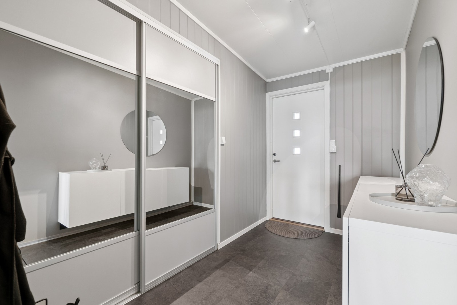 Boligen gir et godt førsteinntrykk med sin entré takket være moderne fargevalg og skyvedørsgarderobe. Galleribilde