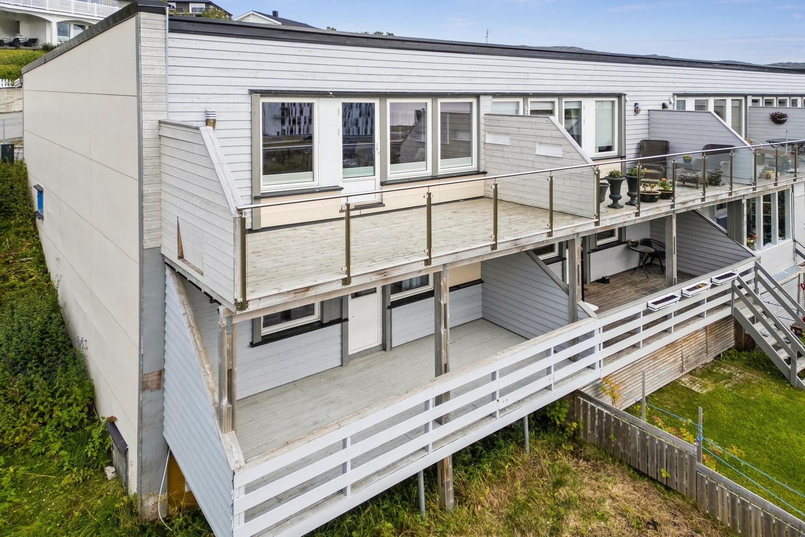 I bakkant av boligen er det terrasse og eget hageareal. Galleribilde