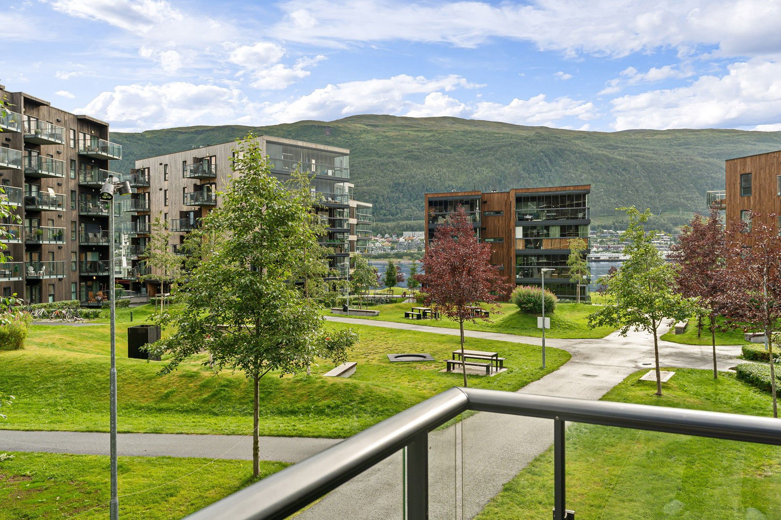 Utsikt mot områdets flotte grøntområder, og fjellene i bakgrunnen.