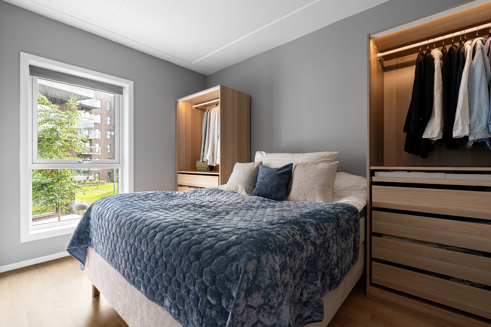 Stort soverom med god plass for seng og garderobeskap.