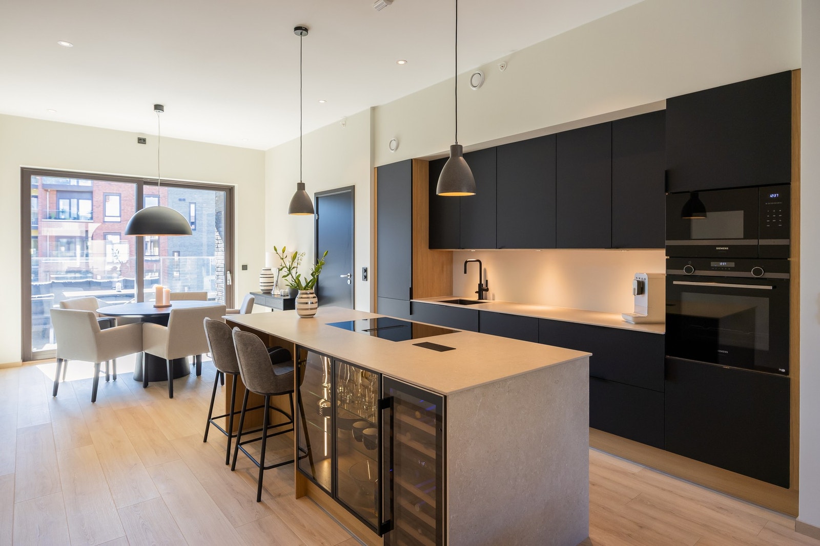 Svært lekkert kjøkken fra JKE med påkostede materialer og oppgraderte fasiliteter. Galleribilde