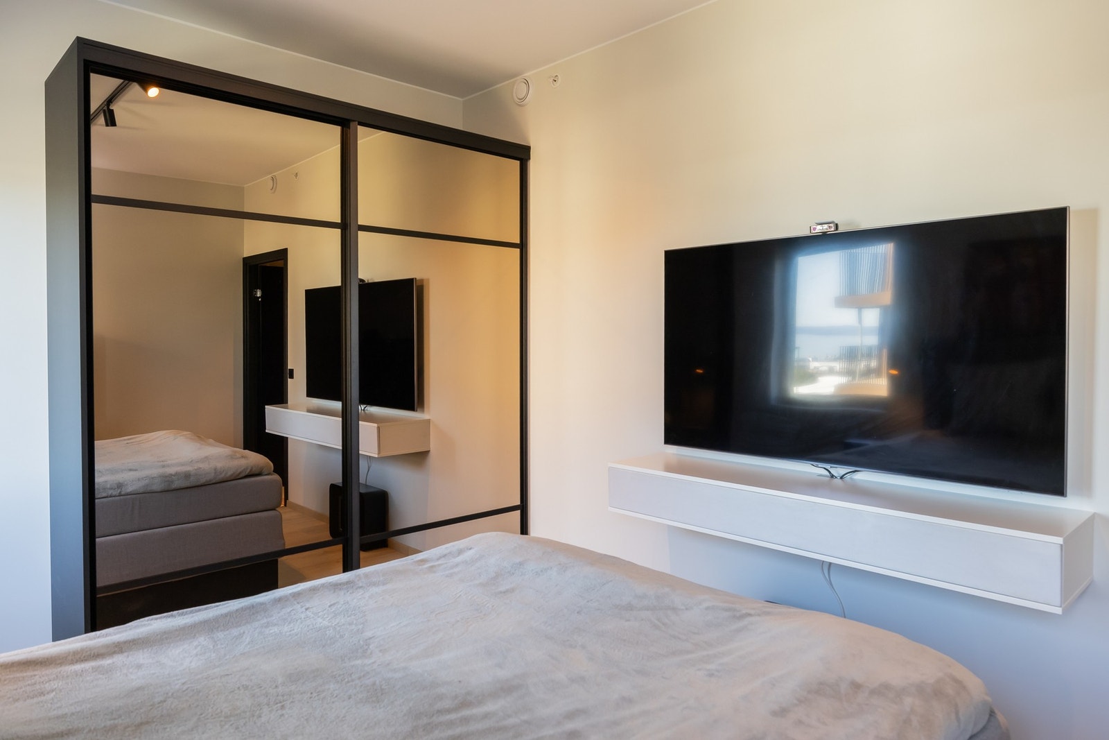 Det romslige soverommet har blitt benyttet som et kombinasjonsrom som både kontor, soverom og ekstra tv-rom. Galleribilde