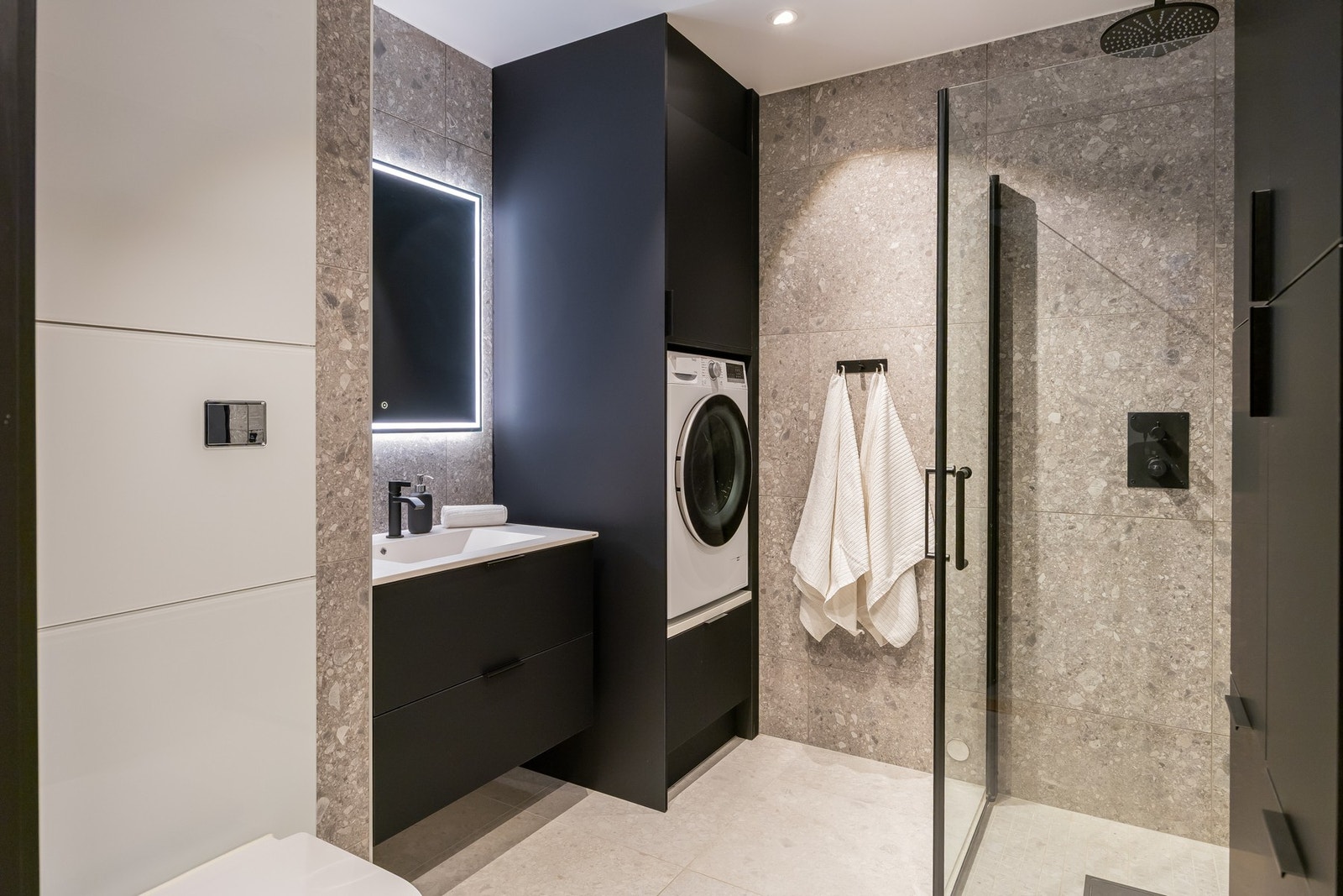 Boligen har to smakfulle og oppgraderte baderom. Galleribilde