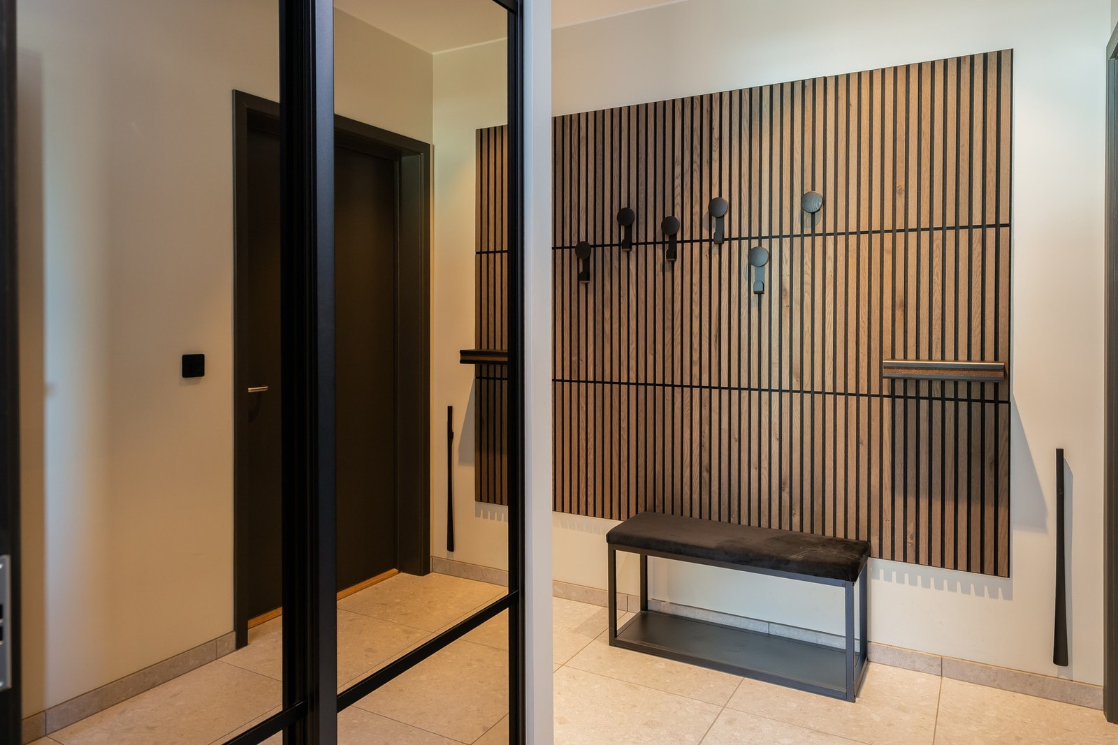 Entreen har vannbåren varme, og flislagt gulv. Galleribilde