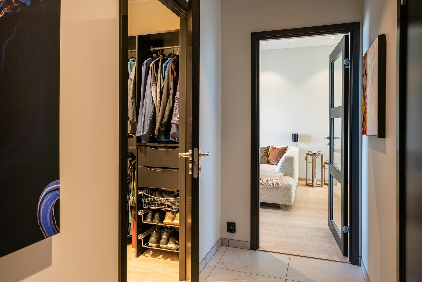 Vegg-i-vegg med entreen har leiligheten et garderoberom. Galleribilde