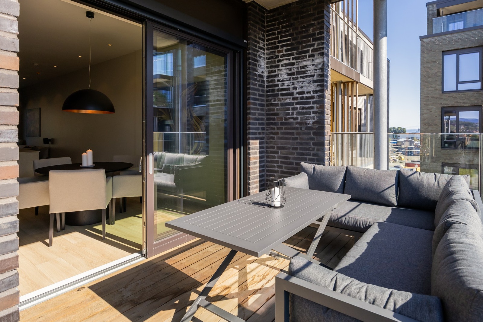 Boligen har balkong på hver side av stua på totalt 20 kvm. Den ene er sørvestvendt og nyter særs gode solforhold. Galleribilde