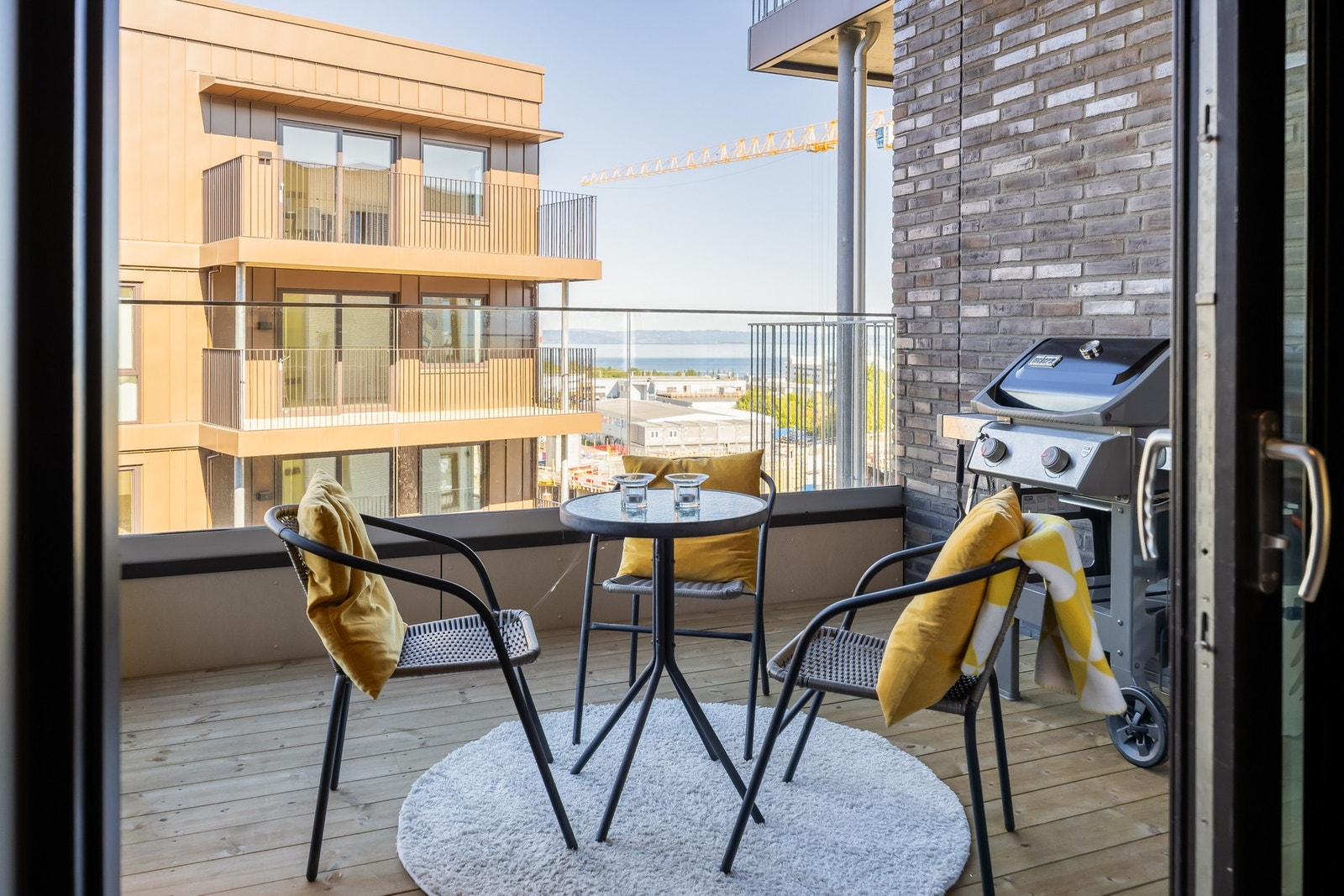 På den andre balkongen har man blikket vendt mot fjorden. Nabobygget man ser er under oppføring er nådd sin fulle høyde. Galleribilde