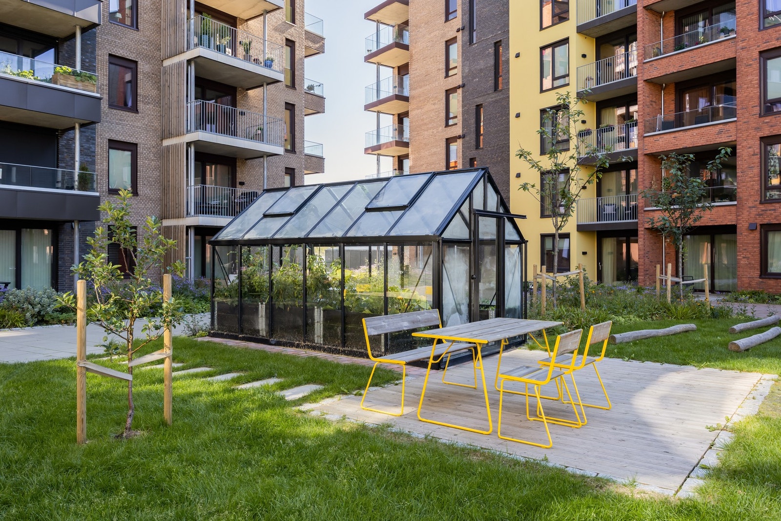 Sameiets fellesareal er parkmessig opparbeidet med grønne omgivelser, sittegrupper og eget drivhus - et sosialt og innbydende uteområde for beboerne. Galleribilde