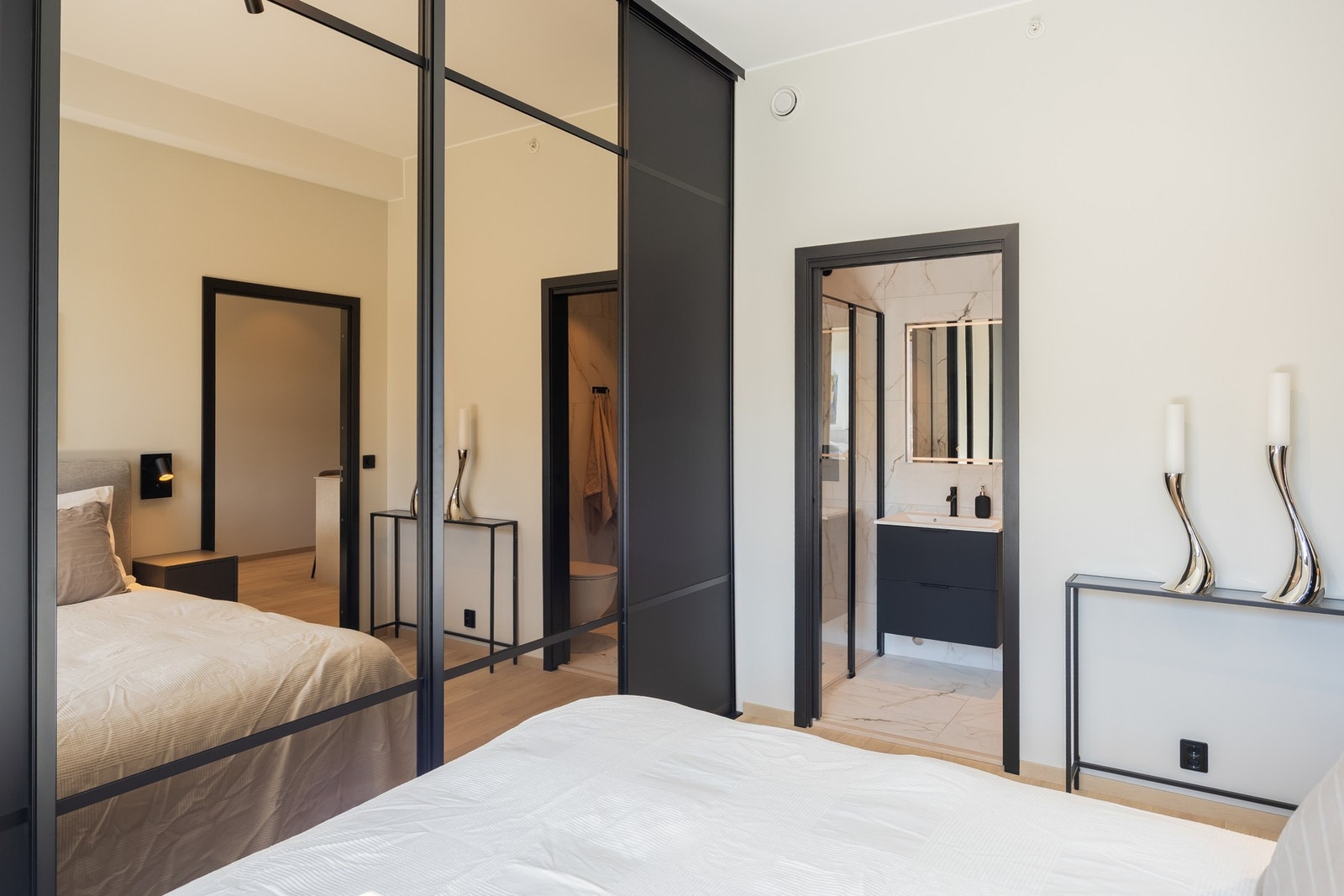 Garderobeløsningene er tilpasset rommet og strekker seg fra gulv til tak. Galleribilde