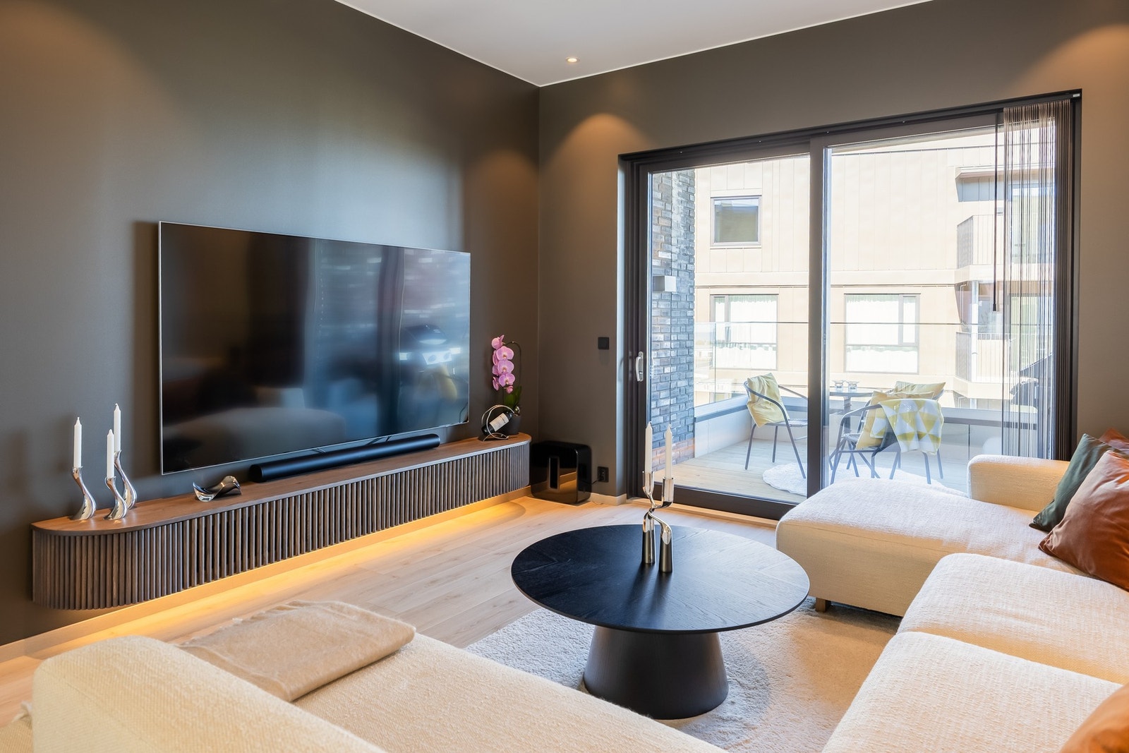 Oppgradert solskjerming med bl.a. zip-screens, lamellgardiner og plissegardiner fra Markisemannen. Galleribilde