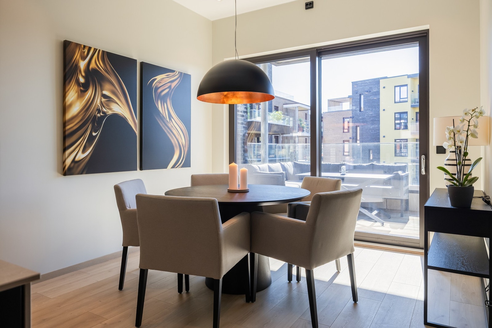 Naturlig god plass for spisestue mellom kjøkkenet og den ene balkongen. Galleribilde