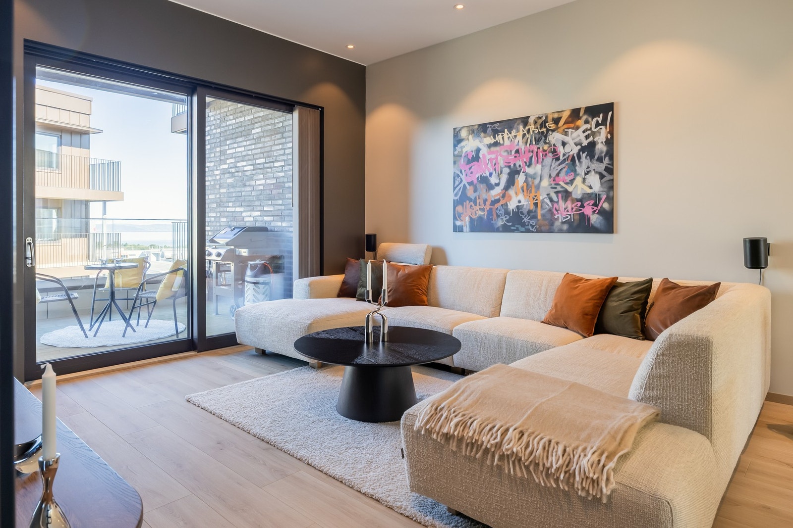 Boligens standard og løsninger er vesentlig påkostet med gjennomførte oppgraderinger på ca. 1 million. Dette gjelder bla. kjøkken, bad, gulv, lister mv. Galleribilde