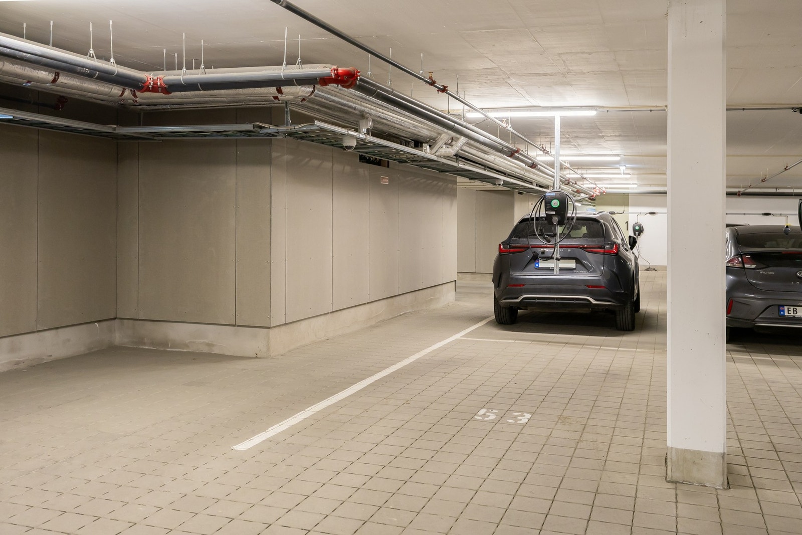 Boligen disponerer fast p-pass med lader og bod i oppvarmet p-kjeller. Galleribilde