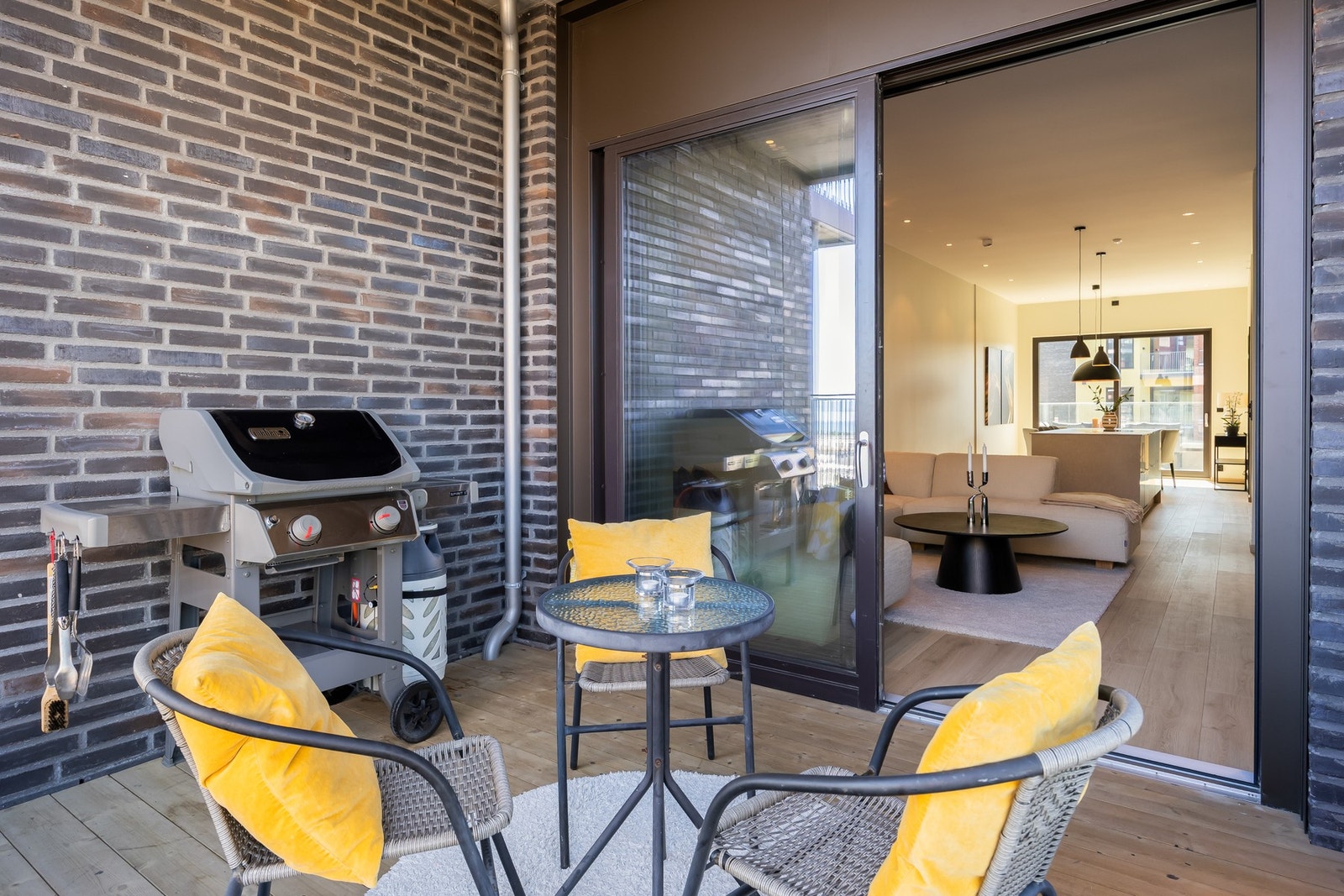 Begge balkonger har god plass til stor sittegruppe. Til sammen nyter man solen store deler av dagen. Galleribilde