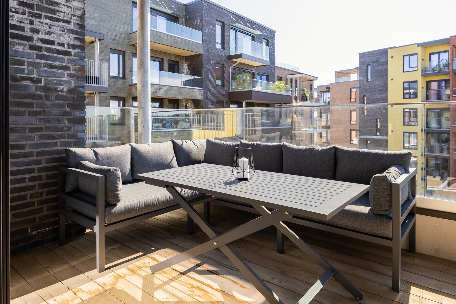 Her er man høyt hevet i byggets 5. / byggets neste øverste etasje, og man har flott utsyn mot en hyggelig bakhage mellom sameiets bebyggelse. Galleribilde