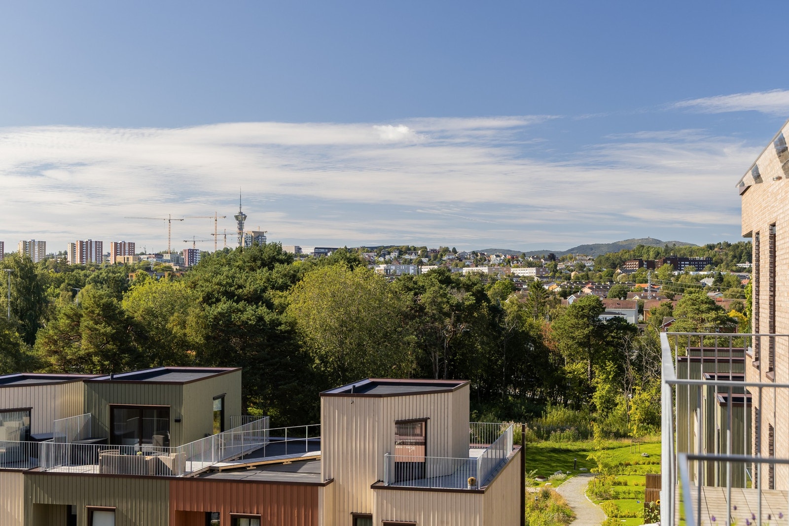 Høyden gir ypperlige utsiktsmuligheter, særlig sørvestover mot Tyholt. Galleribilde