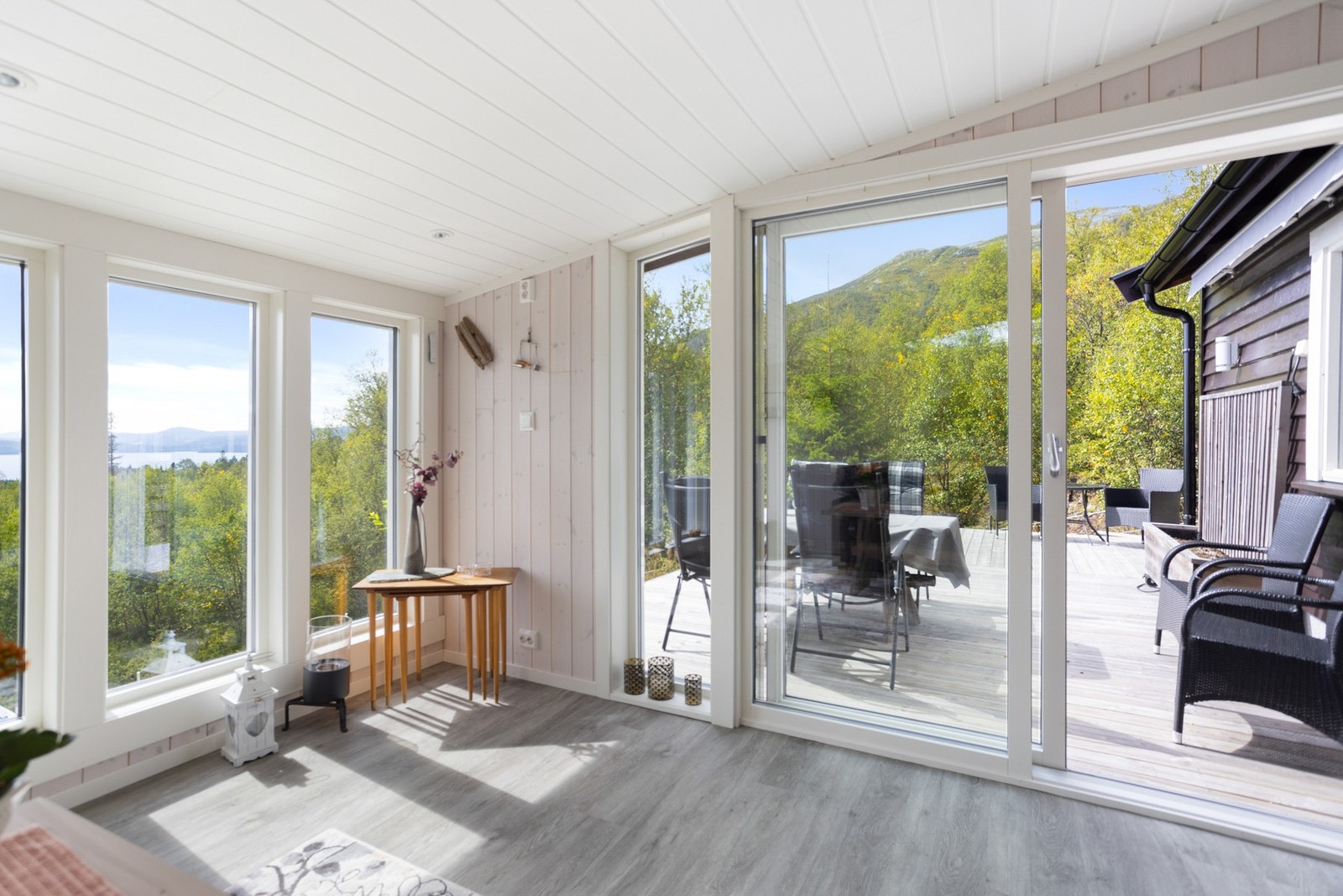 Utgang til terrasse fra stue - På finværsdager blir terrassen en forlengelse av stuen Galleribilde