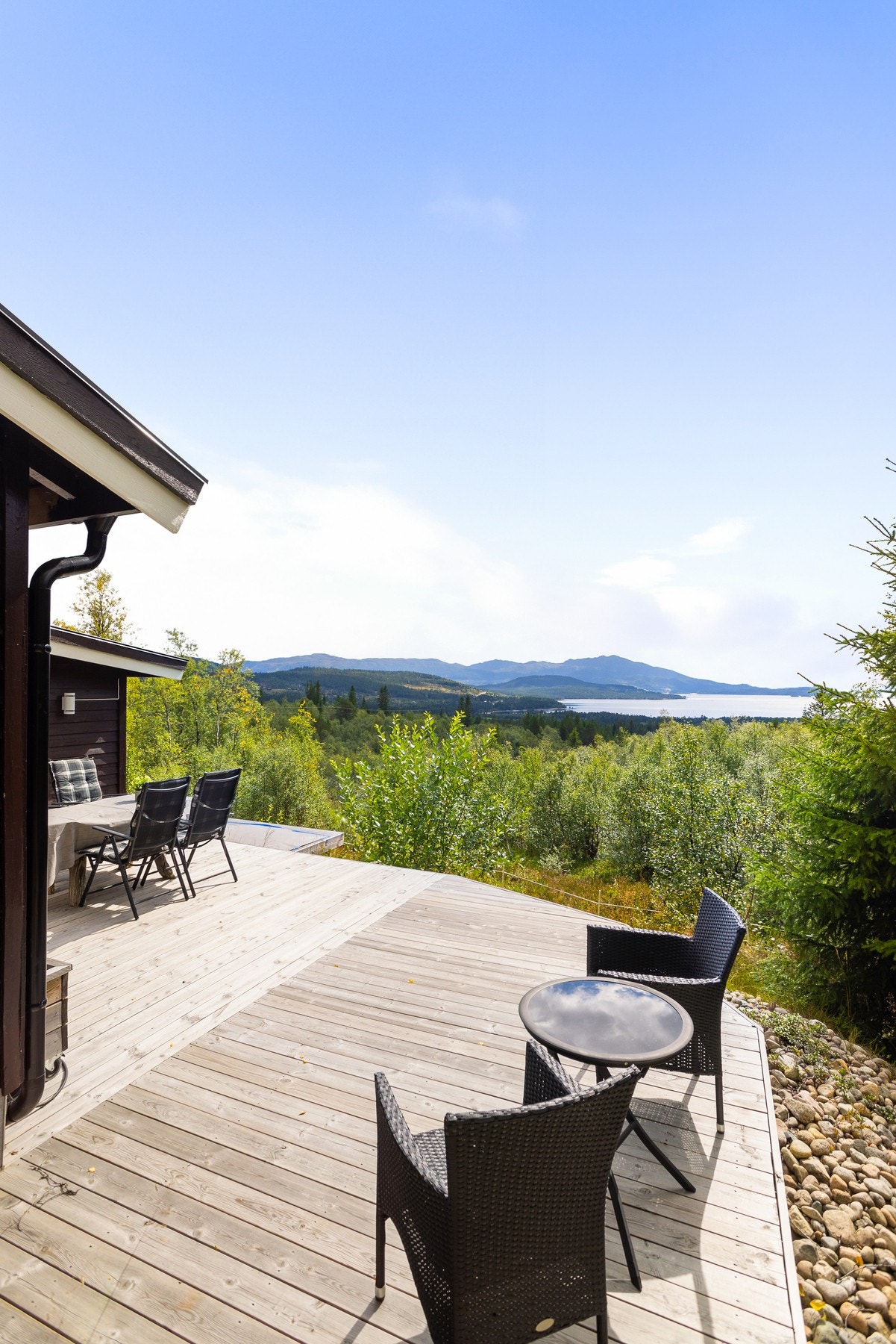 Romslig terrasse med god plass til utemøblement Galleribilde