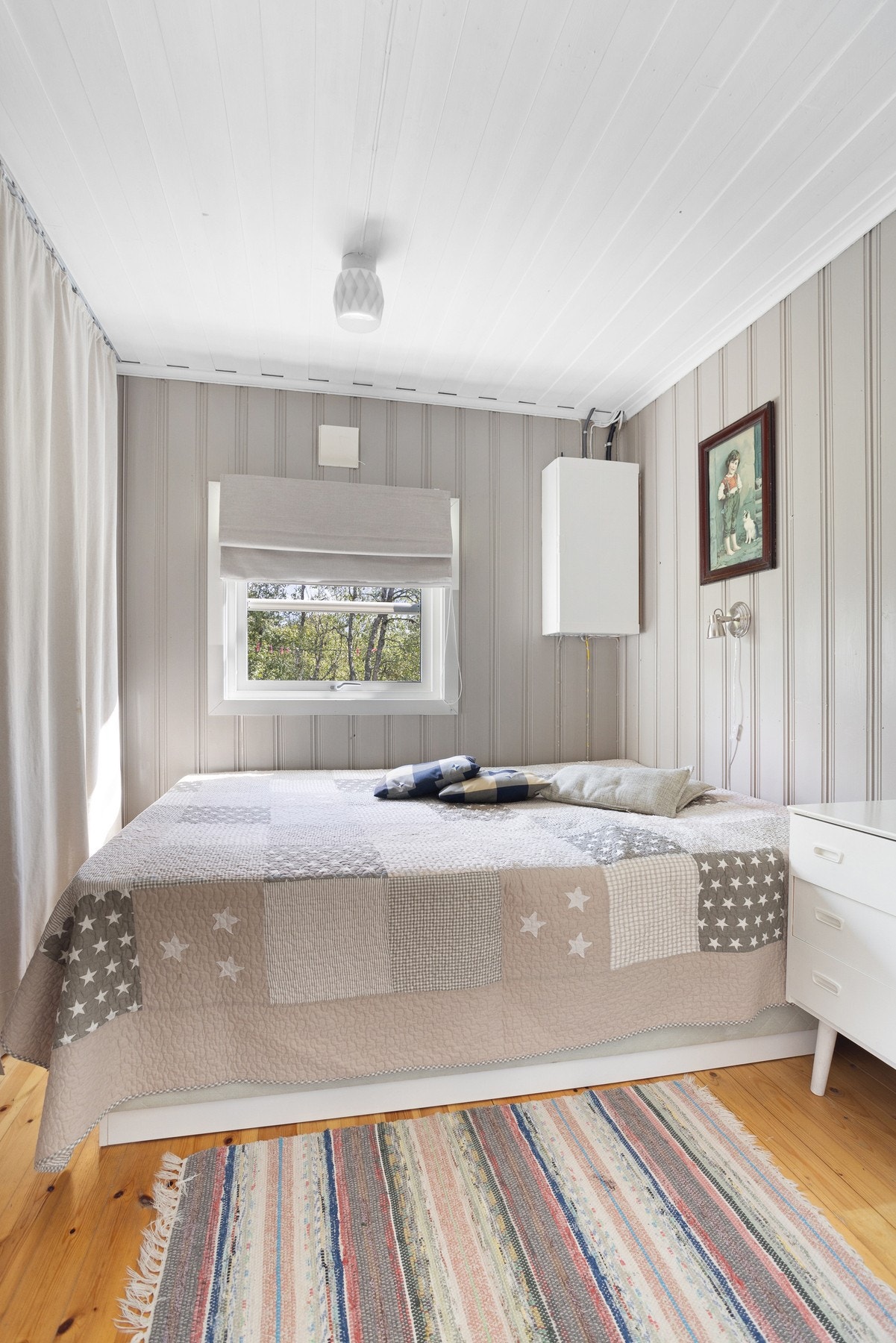 Hovedsoverom med god plass til dobbeltseng og tilhørende møblement Galleribilde