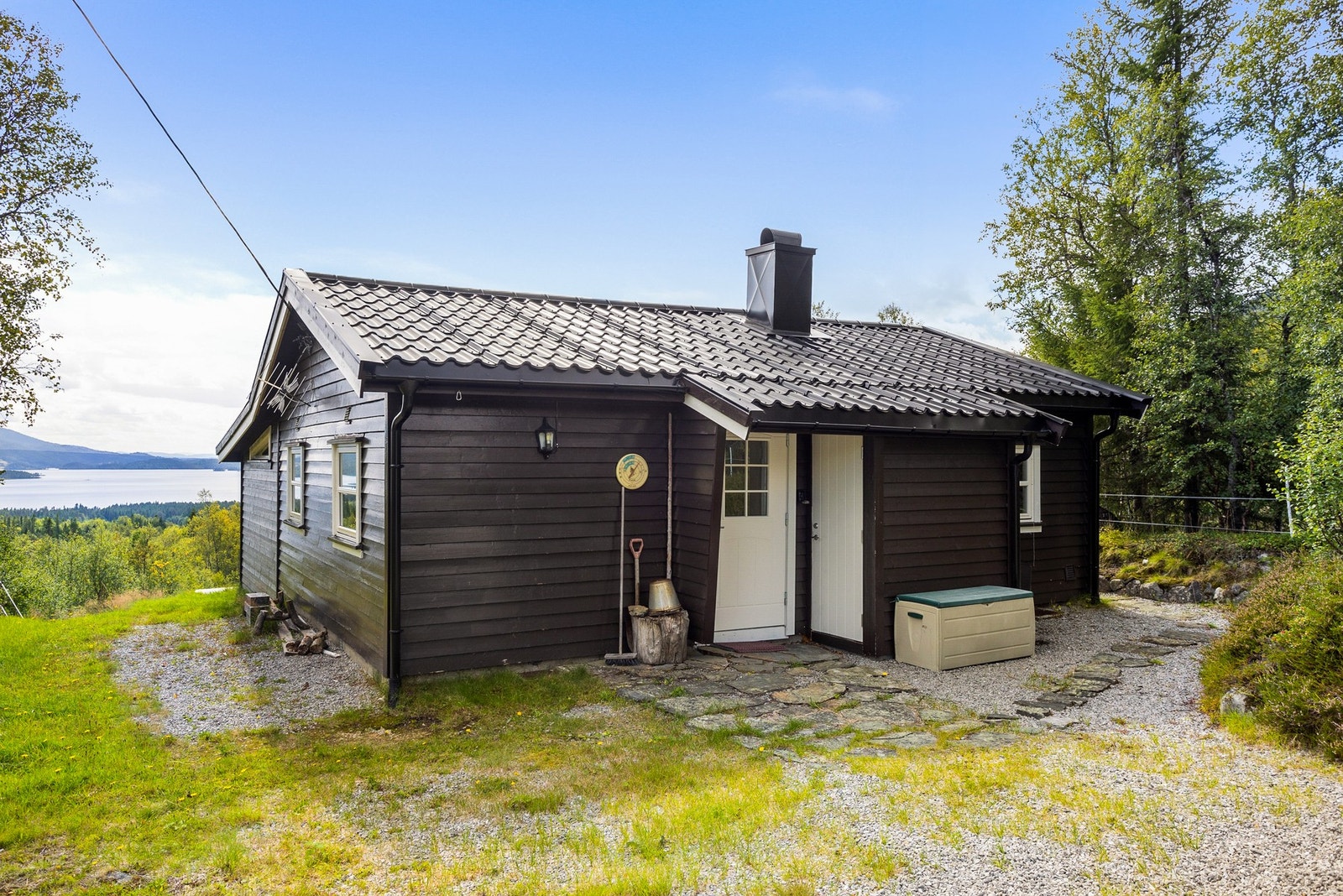 Taket på hytta ble skiftet i 2019 og vinduene, unntatt tilbygg, er skiftet i 2023 Galleribilde