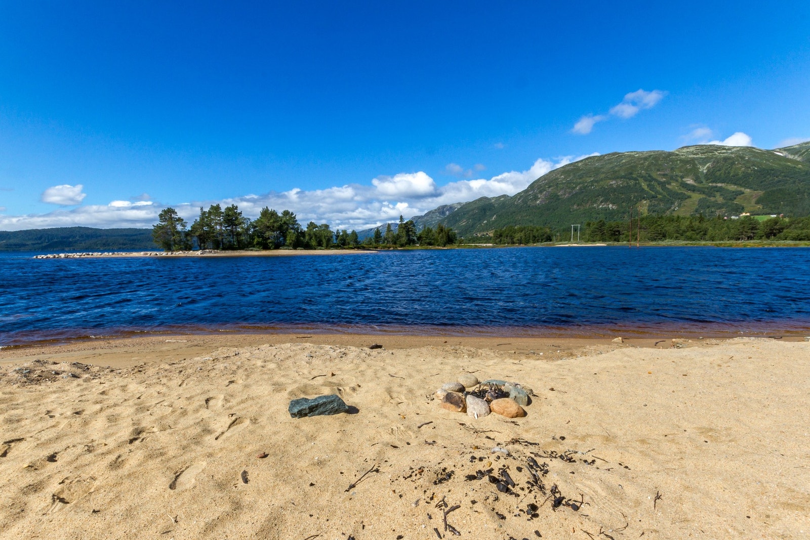 Kort vei til Totak med badestrand og fiskevann Galleribilde