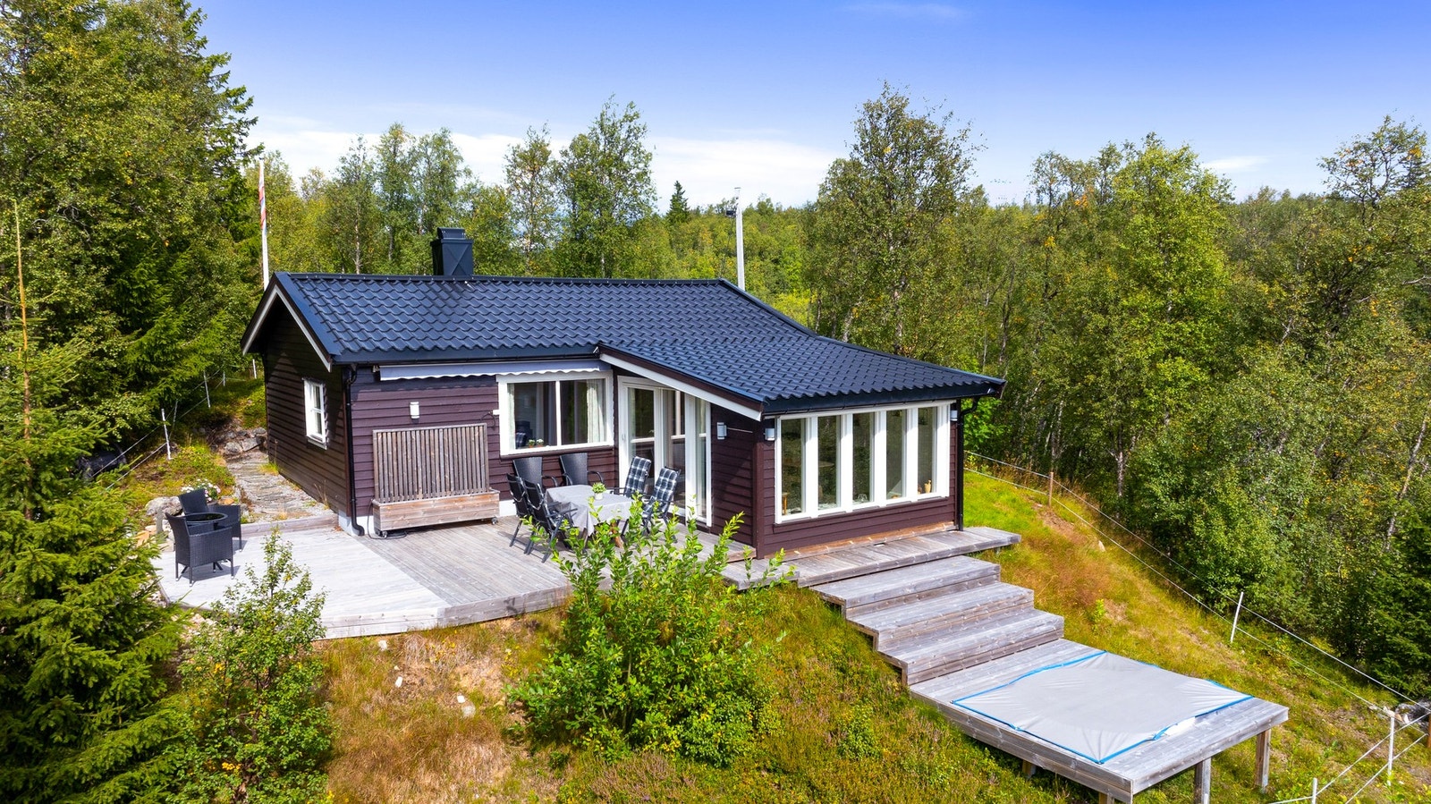 PrivatMegleren har gleden av å presentere Kråmvikvegen 113 - Idyllisk hytteeiendom med svært usjenert beliggenhet! Galleribilde