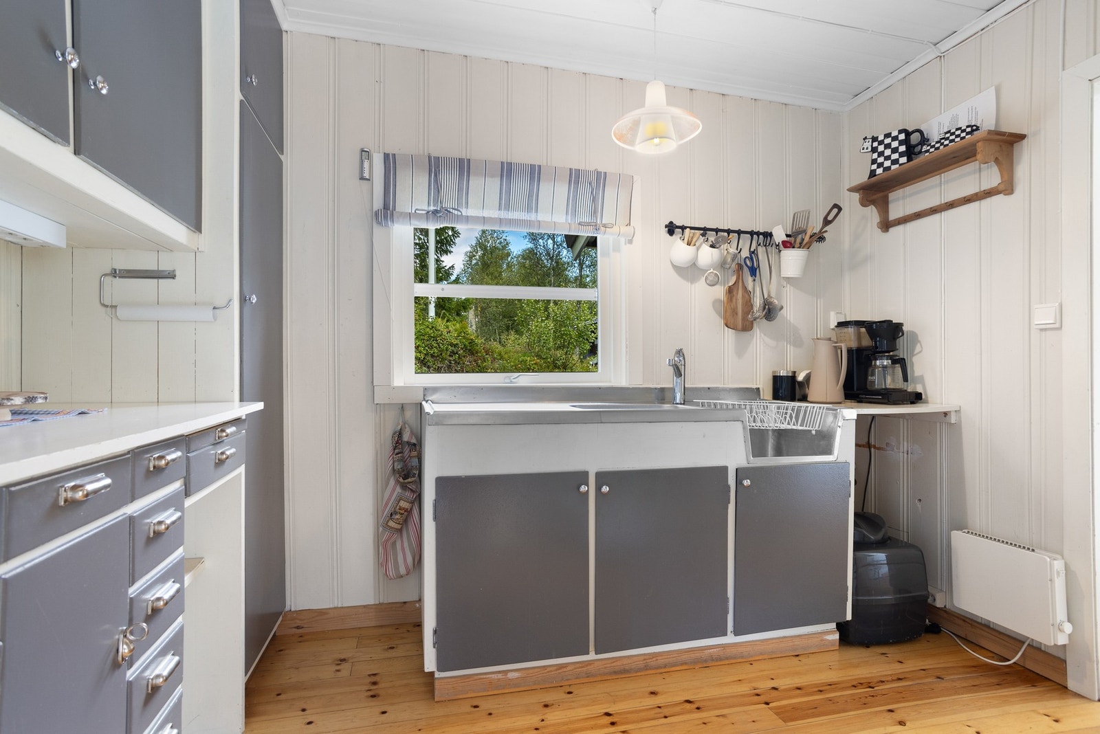 Hyggelig kjøkken med godt med oppbevaringsplass i skuffer og skap Galleribilde