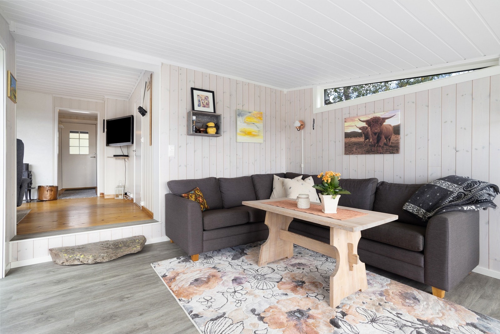 Hytta har en hyggelig planløsning med god plass til møblering av ulike soner Galleribilde