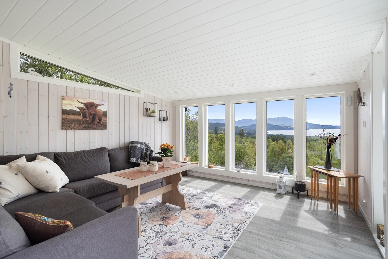 Påbygget stuedel fra 2019. Store vindusflater slipper daglyset og utsikten inn Galleribilde