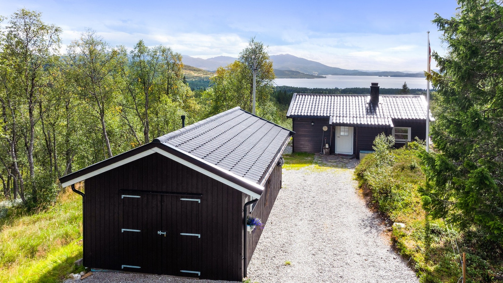 Bilvei helt frem i sommerhalvåret. I vinterhalvåret blir vegen fra Kråmviki om til snøskuterløype. Da parkerer man ca 500 meter fra hytta Galleribilde