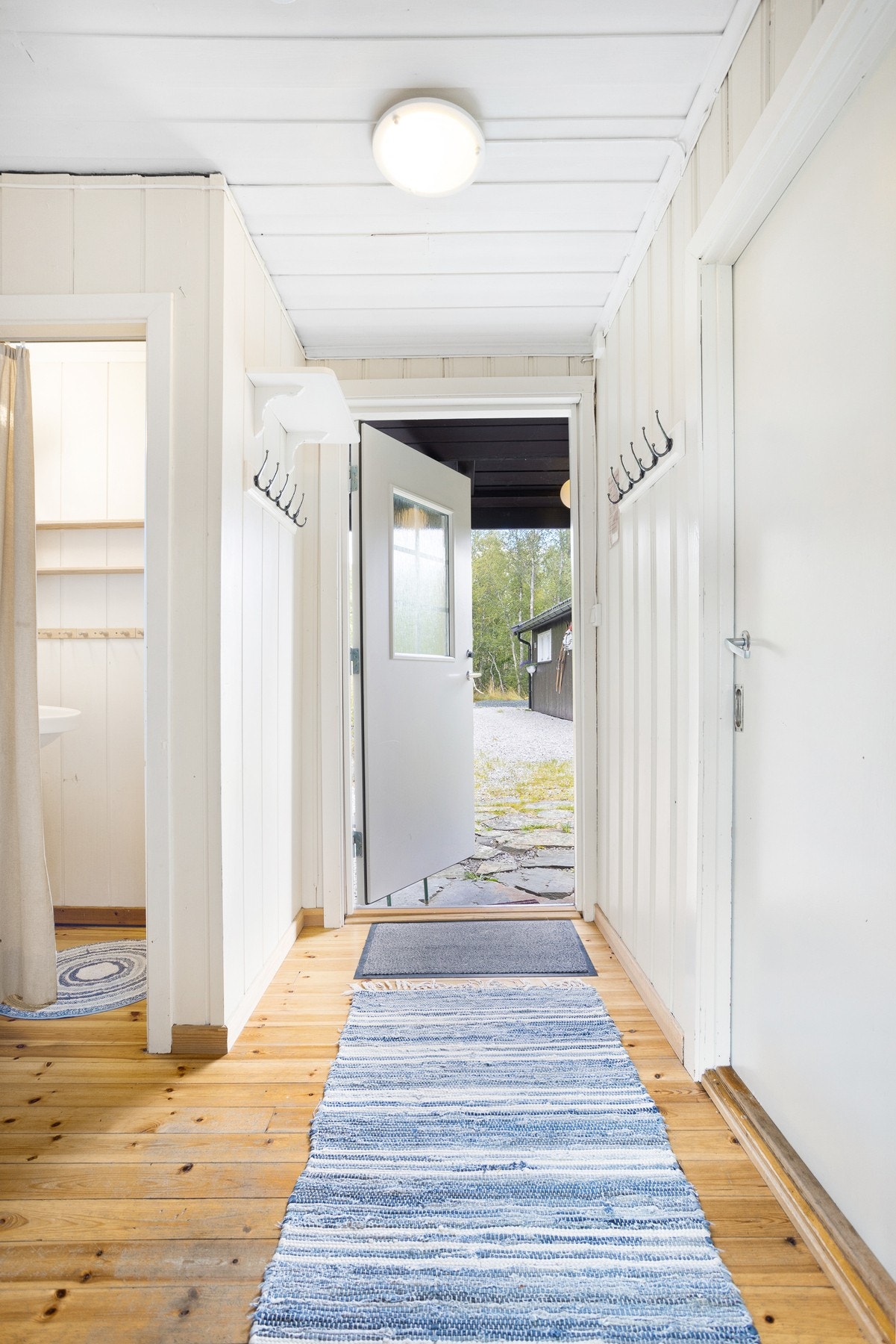 Hyggelig entré med god plass til å henge fra seg yttertøy Galleribilde