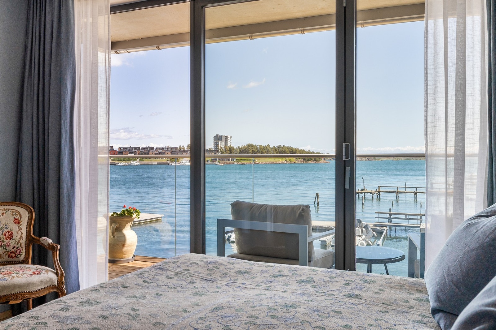 Det er stort vindu ned til gulvet og to dører ut til den østvendte balkongen