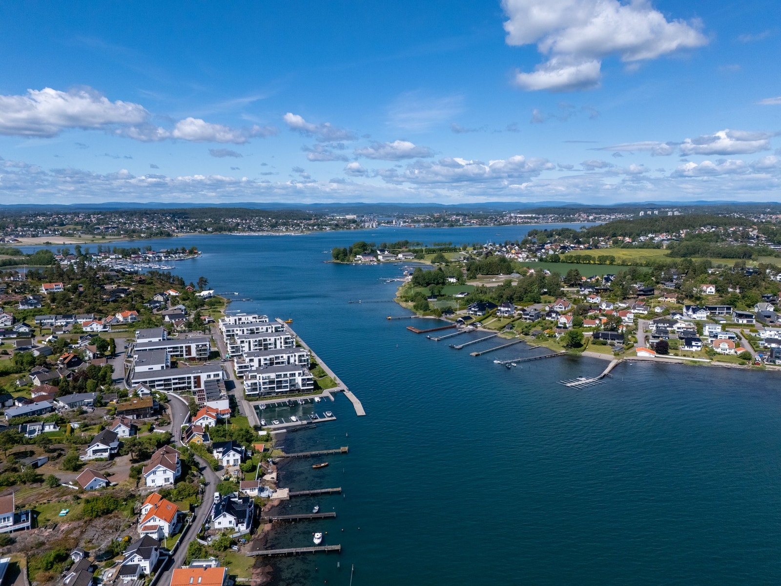 Husøy Havn byr på et idyllisk uteområde med 500 meter strandlinje, inkludert to småbåthavner, sandstrand og frodige friområder.