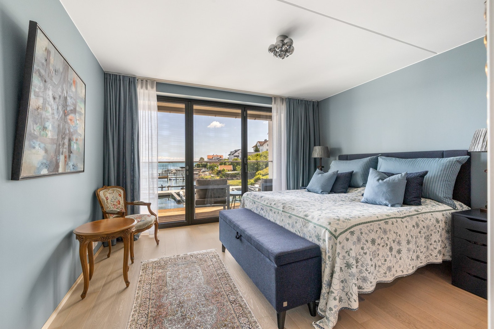 Leiligheten har to soverom med enstavs parkettgulv og slette vegger malt i ulike farger.