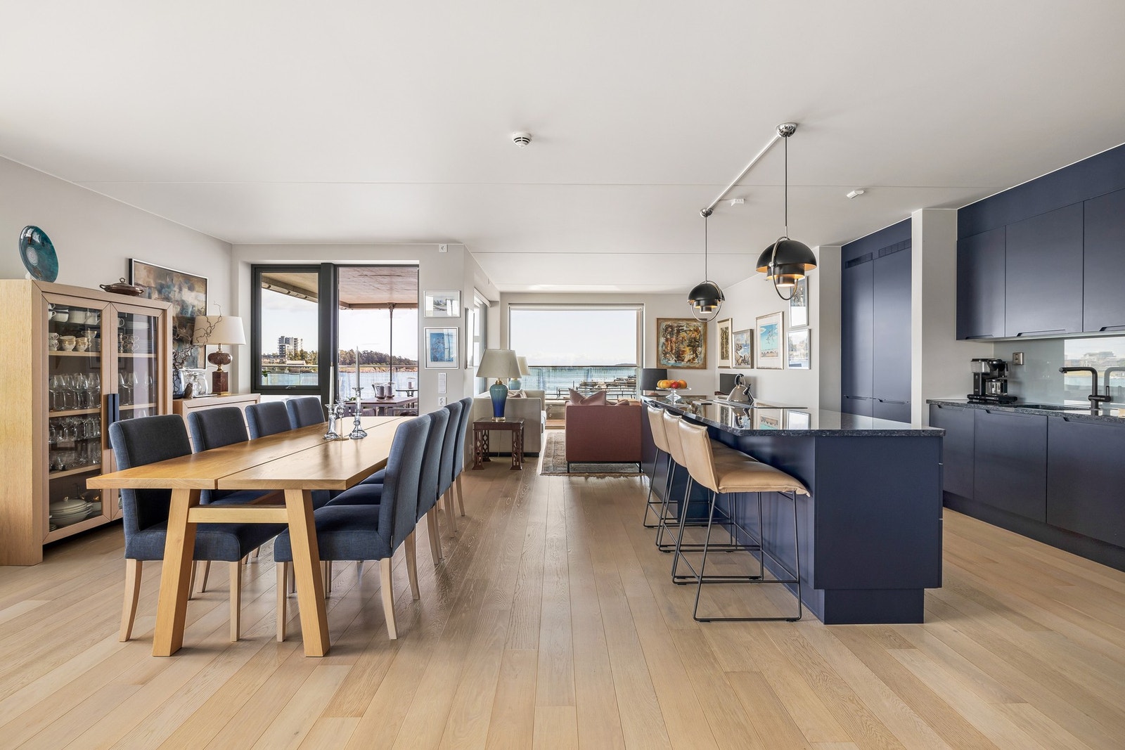 Den store kjøkkenøya byr på ekstra skapplass, integrert stekeovn og induksjonstopp med kullfilterventilator. Øya har også sitteplasser for tre til fire personer.