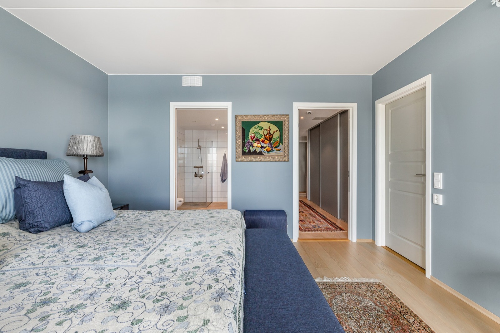 Hovedsoverommet ligger i suiteløsning med det største badet og kan i tillegg skilte med ekstra god størrelse, walk-in closet, samt nydelig utsikt mot sjøen og båthavna.