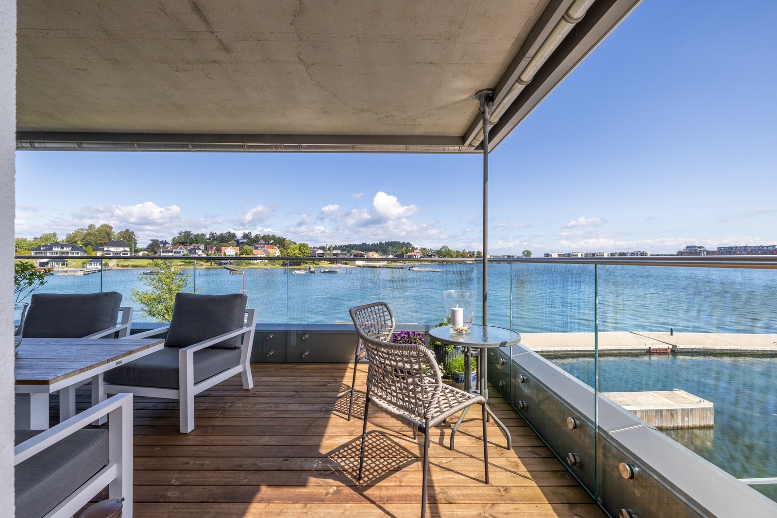 De to største balkongene er vinkelformet, med generøs plass for sittegrupper, spisebord og loungemøbler.