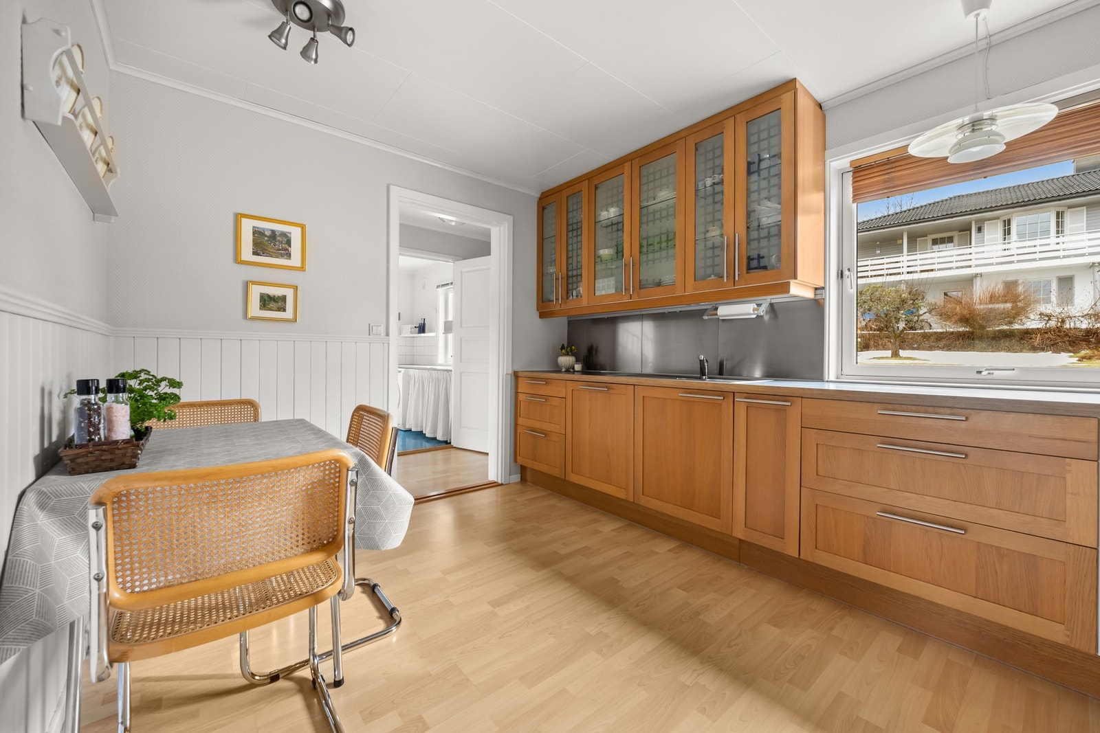 Kjøkkenet er stort og har godt med skap- og benkplass Galleribilde