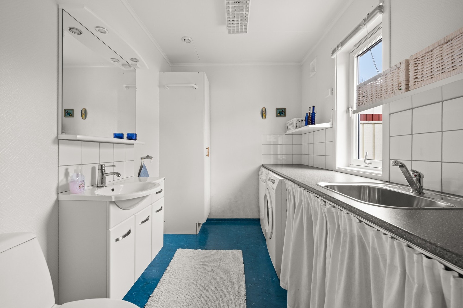 Det er adkomst til bad/vaskerom via entreen Galleribilde