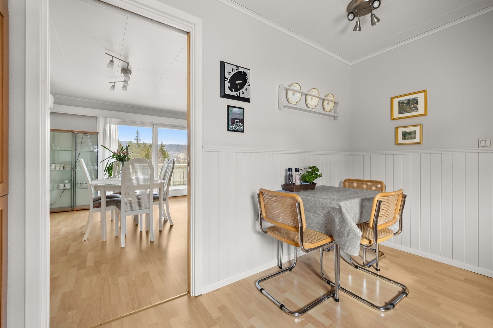 Det er plass til en spisegruppe på kjøkkenet Galleribilde