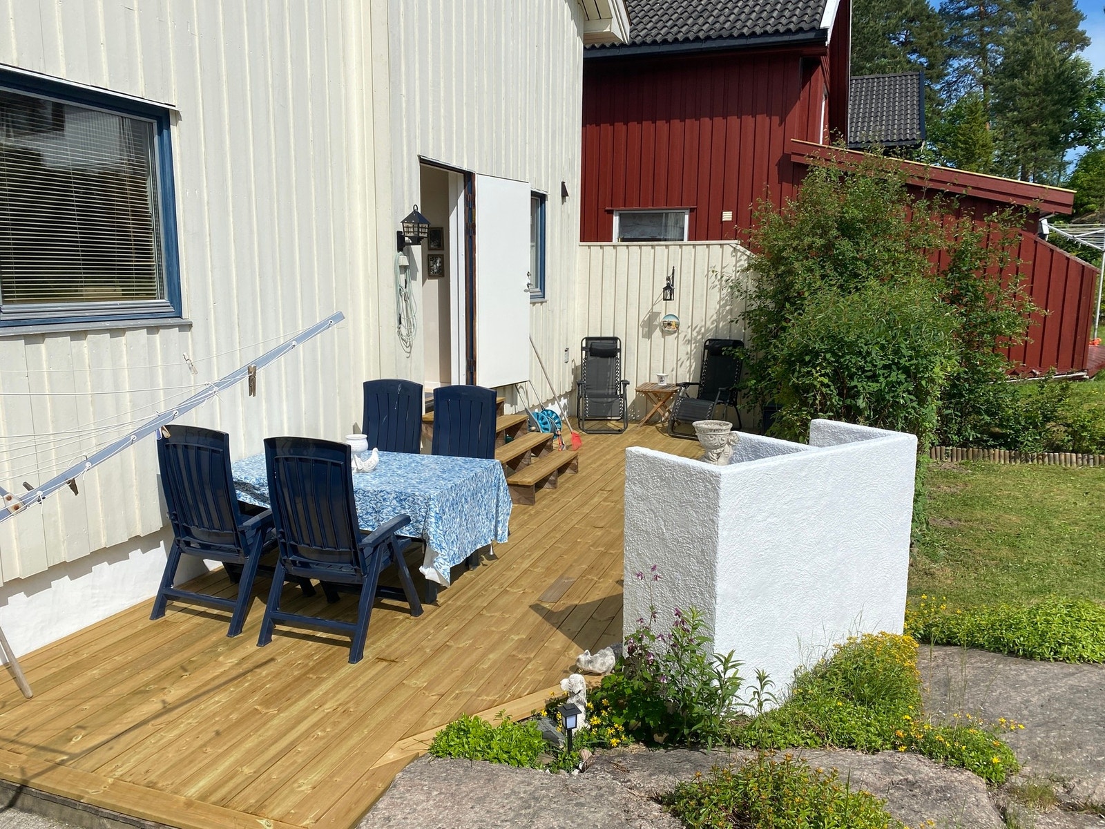 Privatbilde - Solrik uteplass ved inngang på baksiden av huset Galleribilde