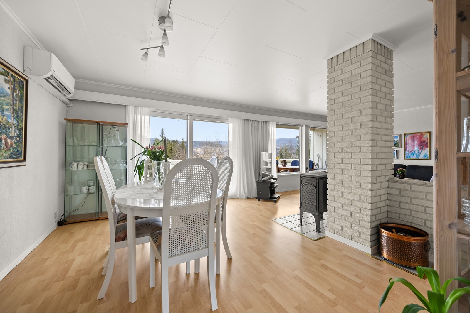 Stuen er lys og romslig Galleribilde