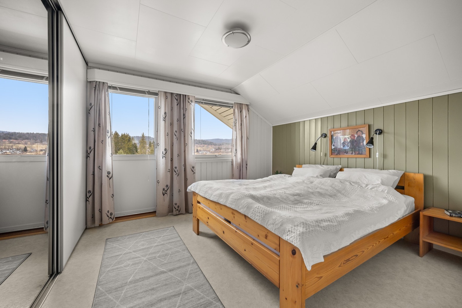 Soverom 1 med god plass til stor seng, og garderobeskap Galleribilde