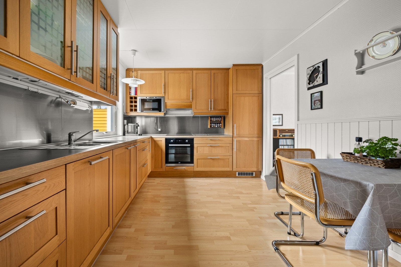 Fra entreen er det adkomst til kjøkkenet Galleribilde