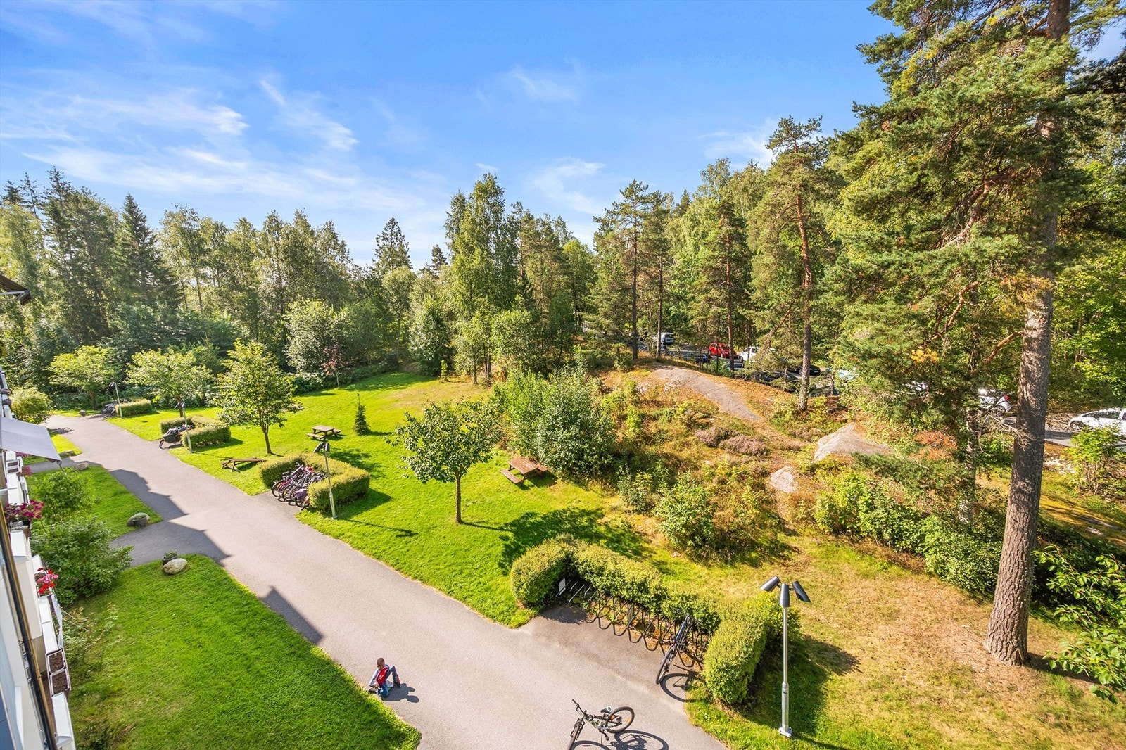 Sjekk ut den luftige og flotte utsikten fra balkongen, stuen og kjøkkenet. Mye luft rundt blokkene og utsyn mot skog (Bølerskogen) og dyreliv! Fra tid til annen ser du rådyr spankulere forbi. Galleribilde
